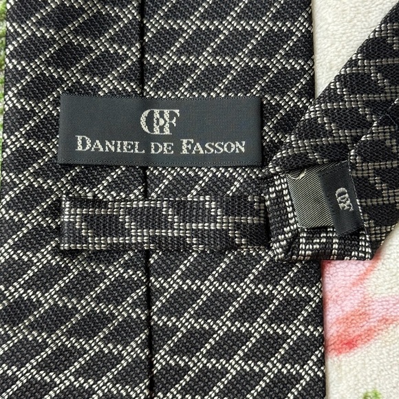 Elegant Black and Gray Patterned Men's Tie - Picture 2 of 3